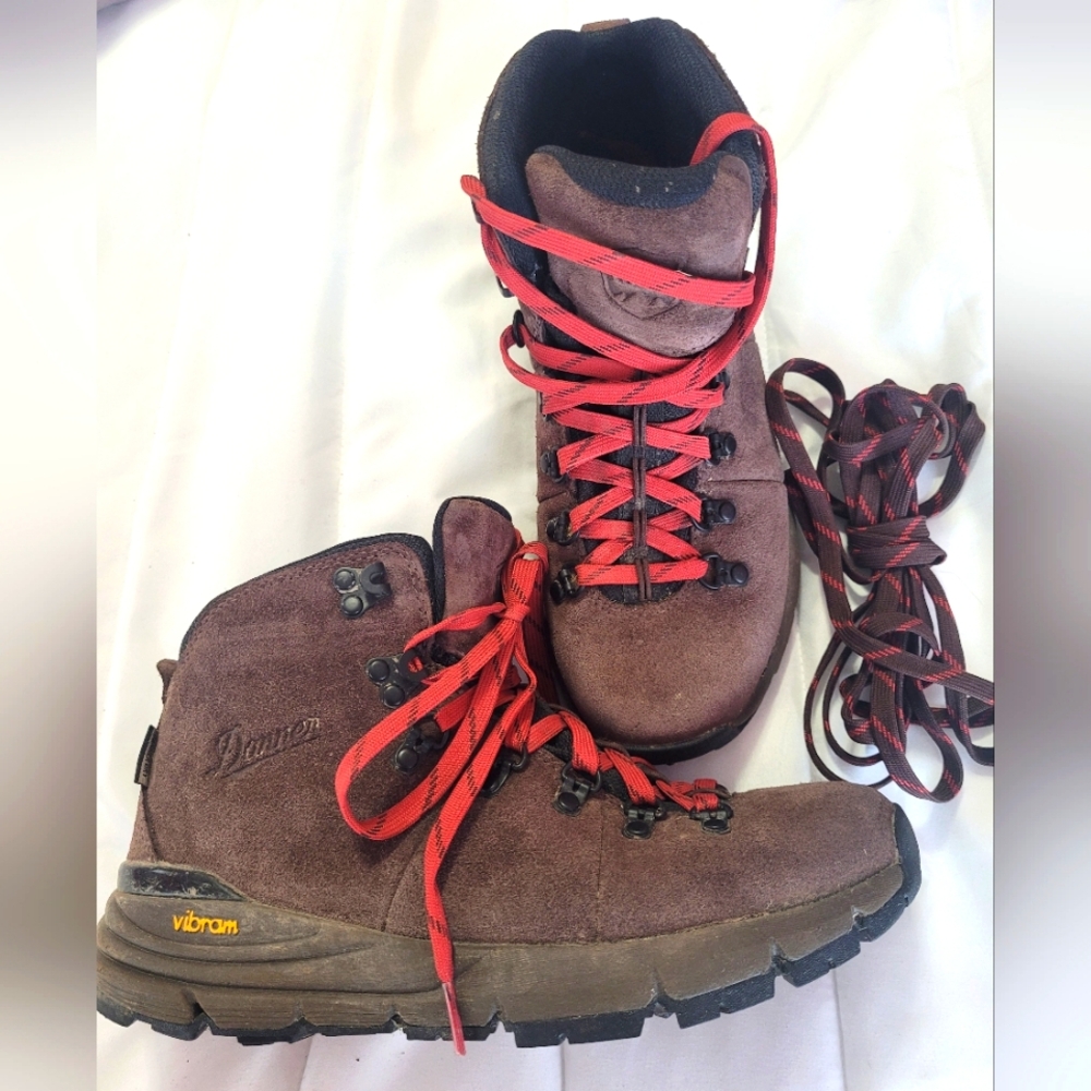 Danner 600 sz 7.5 women's hiking  boots, brown